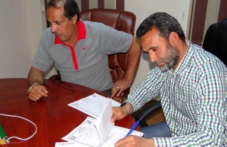  طارق ثابت يمضي عقده الجديد مع الاخضر الليبي