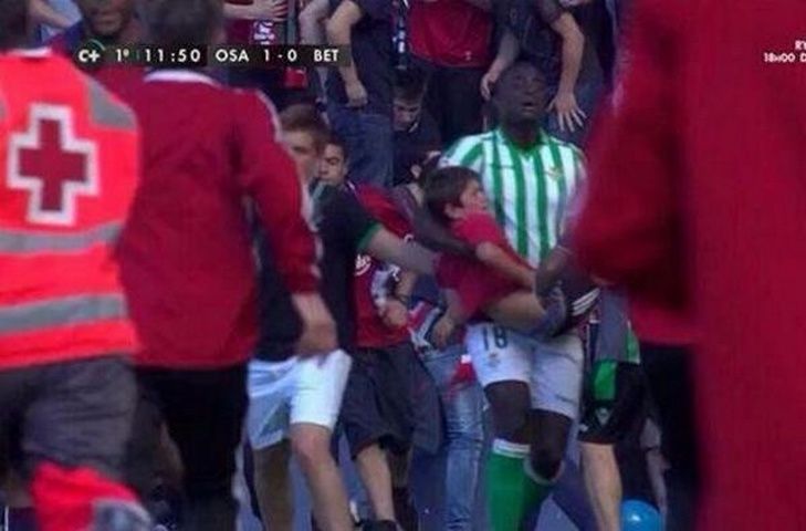 n-diaye-ayudando-a-sacar-un-ni_54407041190_54115221154_600_396