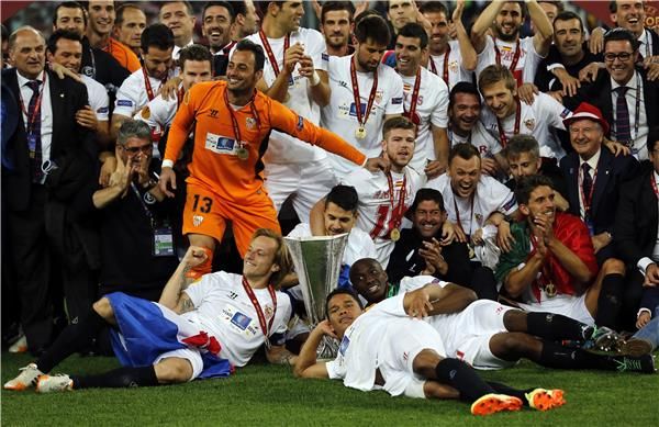 فرحة إشبيلية بالفوز بالدوري الأوروبي