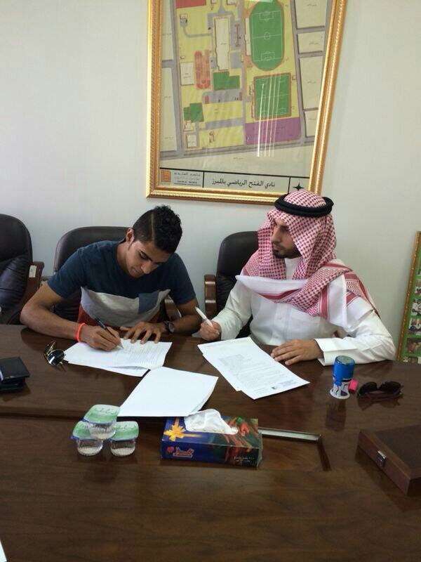 توقيع اللاعب مع فهد بارباع مدير الاحتراف بالاهلي 
