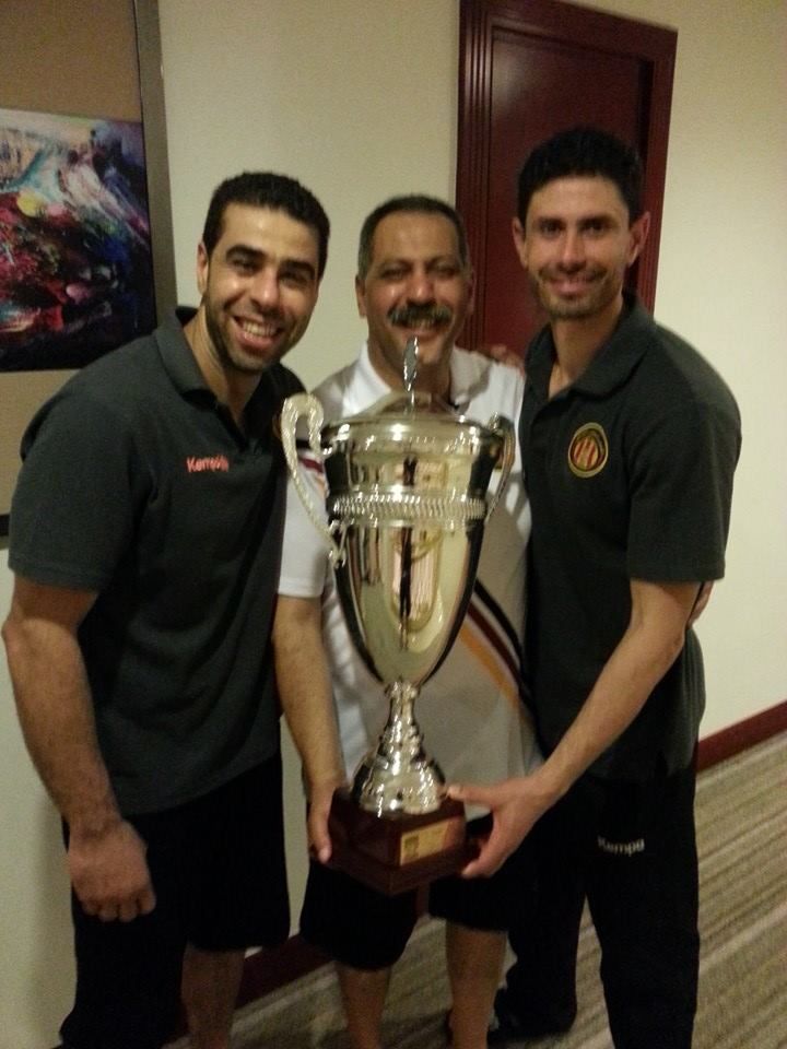 بطلا السوبر مراد الستاري (على اليسار) وحسام حمام على اليمين ويتوسطهم المسؤول الاداري يرفعان درع السوبر الافريقي