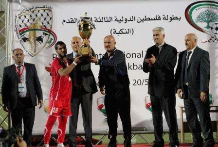 اللواء الرجوب يسلم قائد المنتخب الفلسطيني كأس البطولة