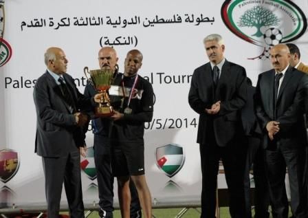 الرجوب يسلم كأس المركز الثاني لقائد المنتخب الأردني