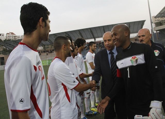 الرجوب يصافح لاعبي المنتخب الأردني 