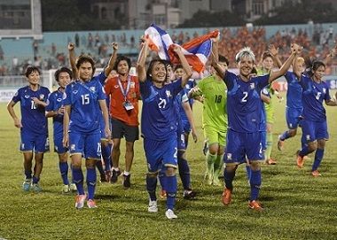 لاعبات تايلاند تحتفلن بعد تأهلهن إلى كأس العالم 2015