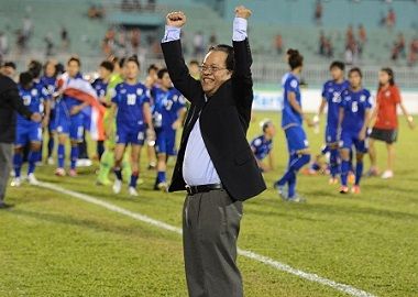 رئيس الاتحاد التايلاندي واراوي ماكودي يحتفل بعد صافرة نهاية المباراة