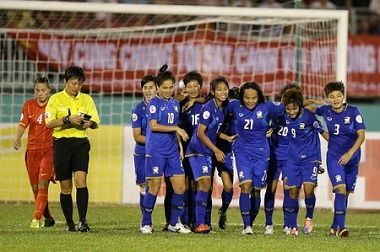 لاعبات تايلاند بعد تسجيلهن الهدف الثاني بمرمى فيتنام