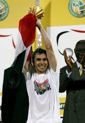 قائد مصر يحمل كأس البطولة 