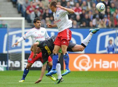 لاعبا الوسط رينكون وتيشي في أحدى المباريات