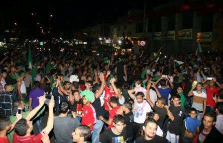 جماهير نادي الوحدات تلتف حول مقر النادي