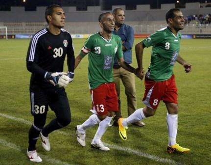 ذيب وشلبية يمسكان بيد رأفت علي بعد الفوز باللقب "13"