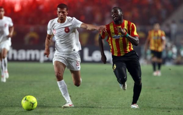  رامي البدوي يسار الصورة مع لاعب الترجي