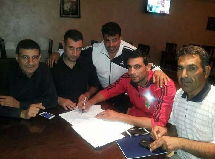 ياسين خلال توقيعه على عقده الليلة