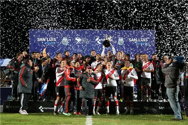 فرحة لاعبي ريفر بليت بالتتويج