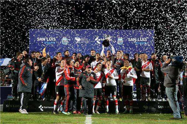 فرحة لاعبي ريفر بليت بالتتويج