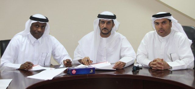  من اليمين: د.سرحان المعيني وبطي بن خادم والمدرب عيد باروت