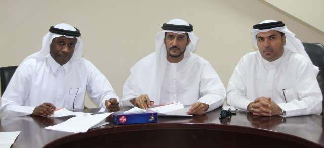  من اليمين: د.سرحان المعيني وبطي بن خادم والمدرب عيد باروت