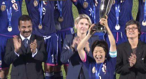 القائدة لاعبة الوسط آيا مياما ترفع كأس آسيا 2014 للسيدات