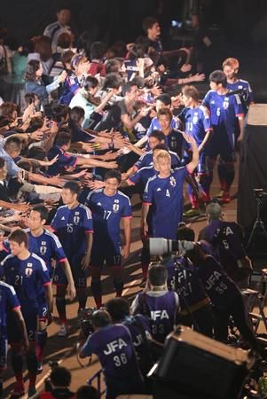 لاعبو منتخب اليابان يودعون جماهيرهم في الحفل قبل الذهاب إلى البرازيل
