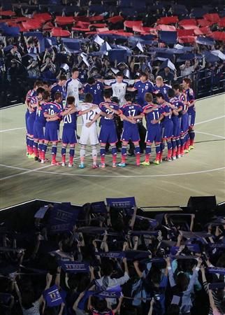 لاعبو منتخب اليابان يستعرضون أرقام قمصانهم أمام الجماهير