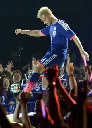 لاعب الوسط كيسوكي هوندا يظهر مهاراته أمام الجماهير في حفل الوداع