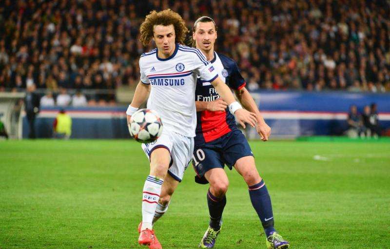 زلاتان في مواجهة لويز في لقاء سابق جمع تشيلسي وسان جيرمان