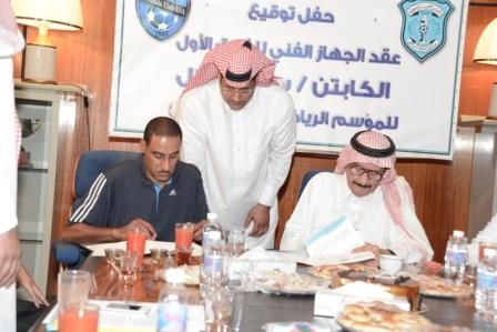 هلال خلال توقيع العقود