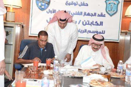 هلال خلال توقيع العقود