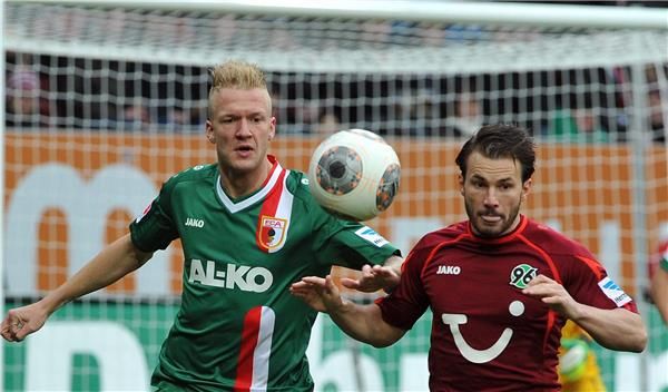 كيفين فوغت (يسار)