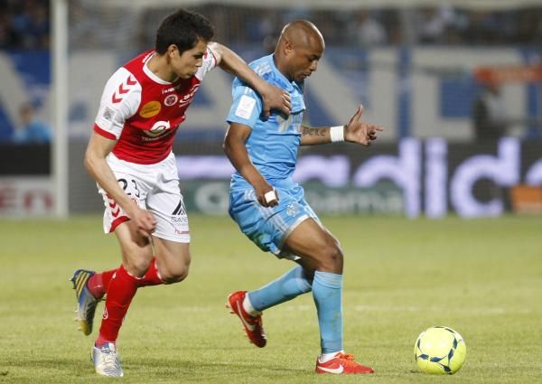 عيسى ماندي يسار الصورة