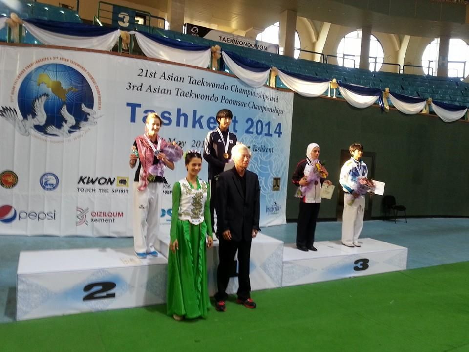 حيدر "يسار" على منصة التتويج اليوم ببطولة آسيا