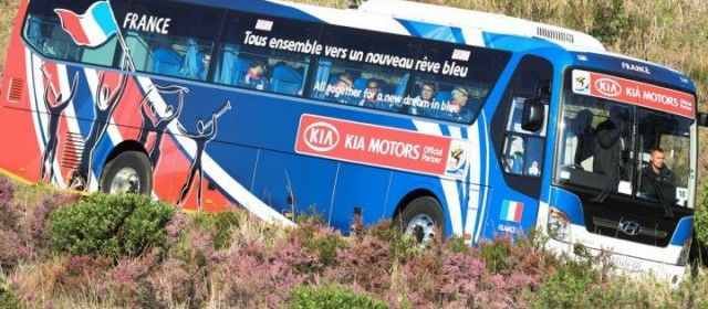 حافلة منتخب فرنسا في مونديال 2010 وشعار جميعاً نحو حلم أزرق جديد