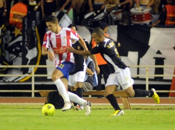 لقطة سابقة لمباراة الفتح والجيش بالدوري المغربي