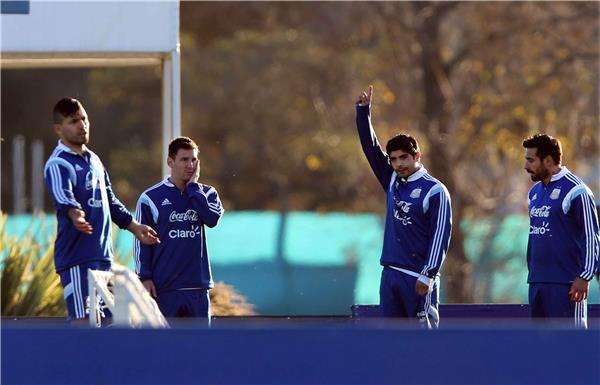 ميسي واجويرو خلال تدريب الارجنتين