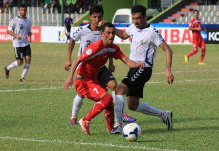 اشرف نعمان يمر من اثنين من لاعبي أفغانستان