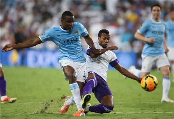 ديدريك بوياتا (يسار)