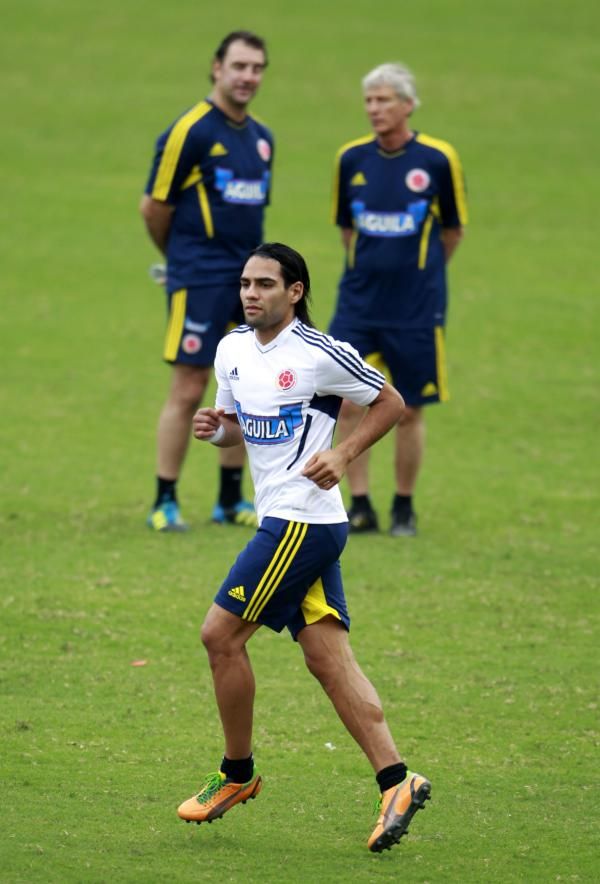 2012-10-11t214709z_205147842_gm1e8ac0g0t01_rtrmadp_3_soccer-world-latam_reuters