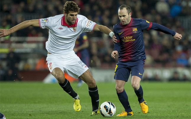 فازيو في مواجهة إنييستا خلال لقاء سابق بين اشبيلية وبرشلونة