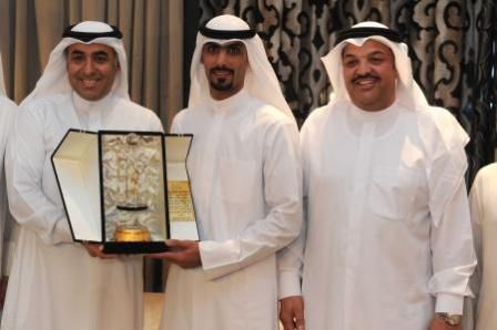 الحساوي يقدم الجائزة للحارس مصعب الكندري