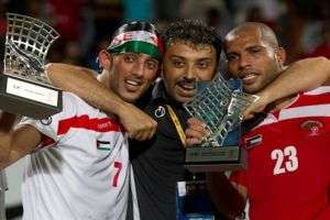 جمال محمود يتوسط اللاعبان نعمان وسعيد