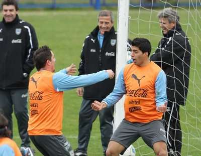 سواريز مع رودريجز في تدريب اوروجواي