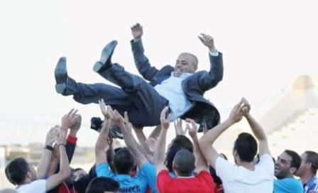 لاعبو الصريح يحتفون بقاسم على طريقتهم