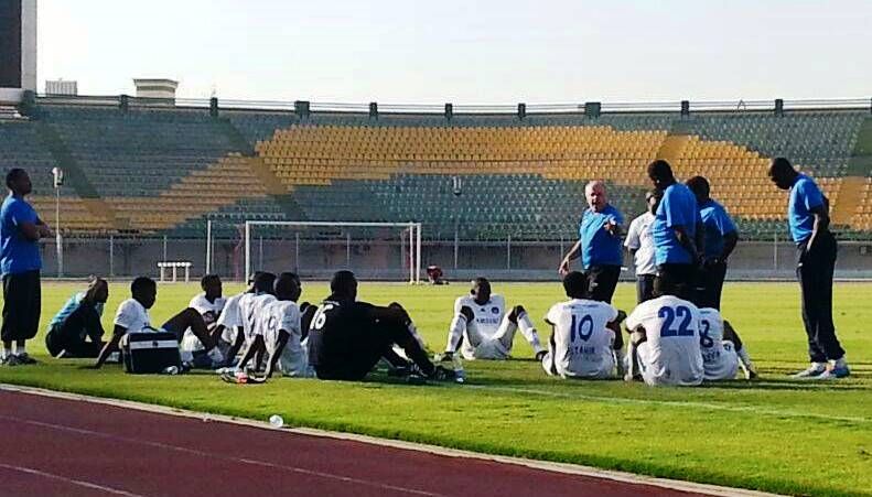 كامبوس يحاضر اللاعبين بين شوطي المباراة