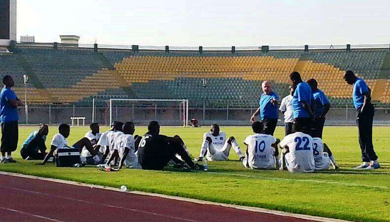 كامبوس يحاضر اللاعبين بين شوطي المباراة