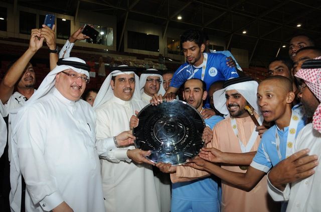 فرحة لاعبي الرفاع بالتتويج بلقب الدوري البحريني
