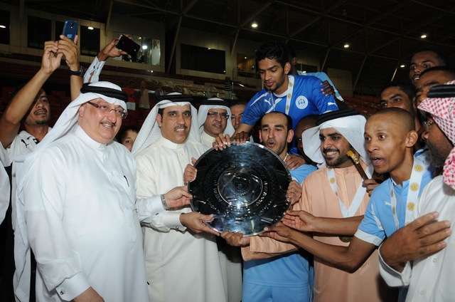 فرحة لاعبي الرفاع بالتتويج بلقب الدوري البحريني