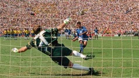 باجيو يهدر ركلة ترجيح في نهائي مونديال 1994 ليهدي البرازيل اللقب
