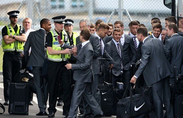 article-2645326-1E62011F00000578-640_634x425