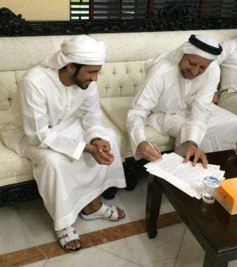 الحوسني أثناء مراسم التوقيع