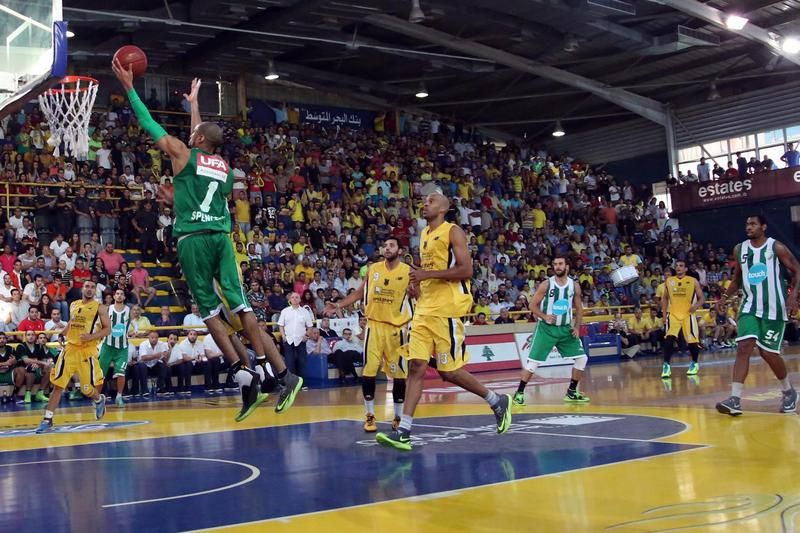 لقطة من مباراة الرياضي مع الحكمة مساء اليوم في قاعة "صائب سلام"